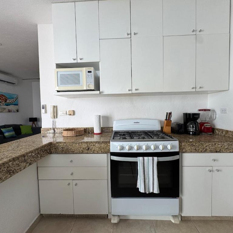 Desirable Location, Private Terrace Overlook Pool - Single Room - 17