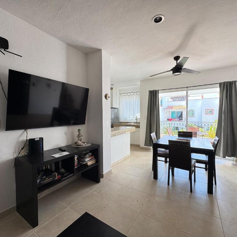 Desirable Location, Private Terrace Overlook Pool - Single Room - 22