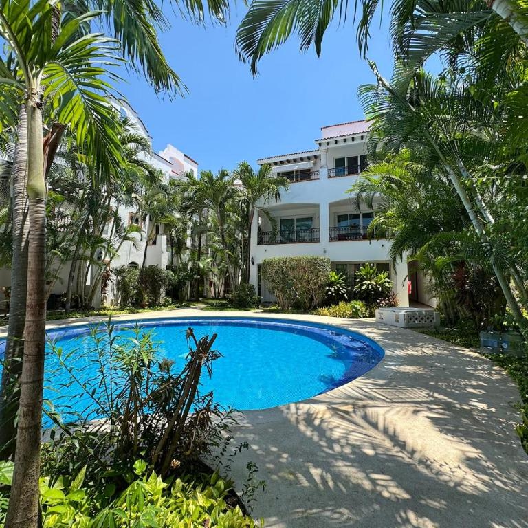 Desirable Location, Private Terrace Overlook Pool - Single Room - 5