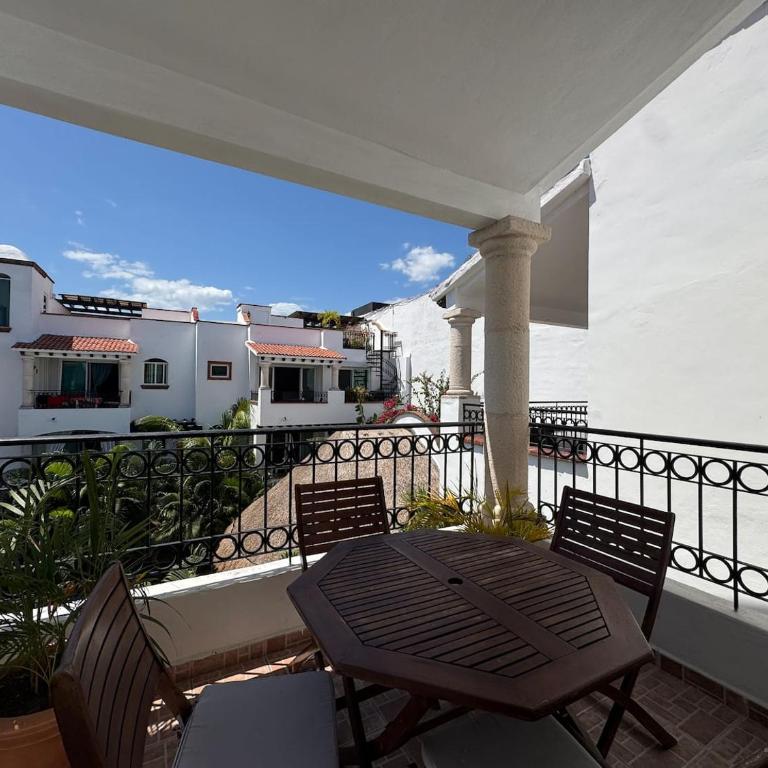 Desirable Location, Private Terrace Overlook Pool - Single Room - 56