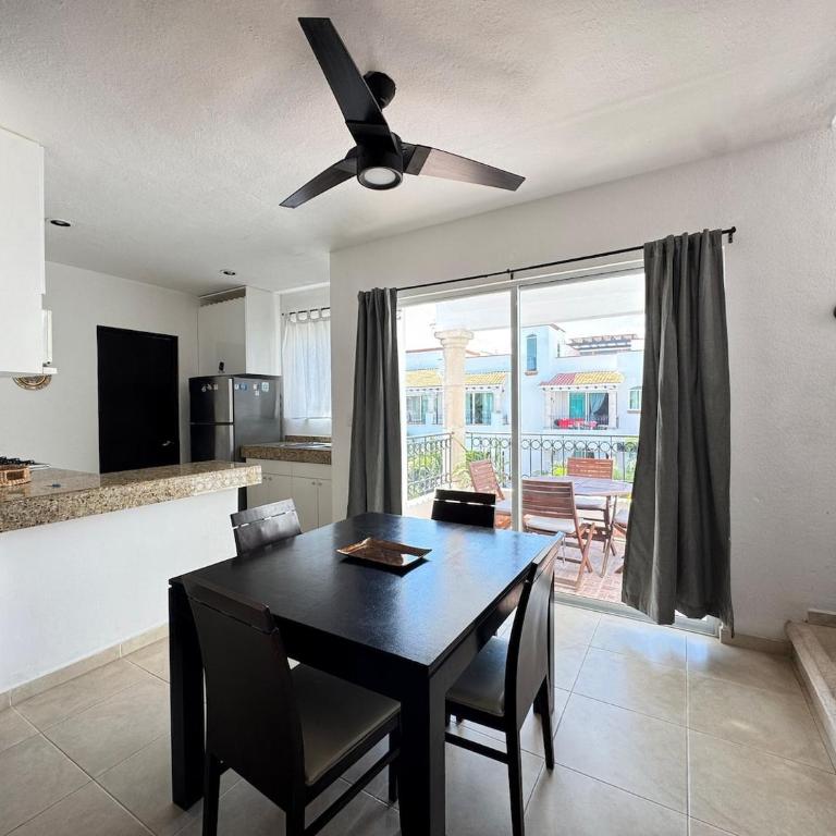 Desirable Location, Private Terrace Overlook Pool - Single Room - 26