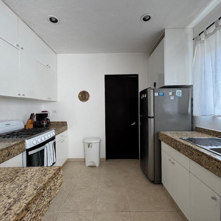 Desirable Location, Private Terrace Overlook Pool - Single Room - 20
