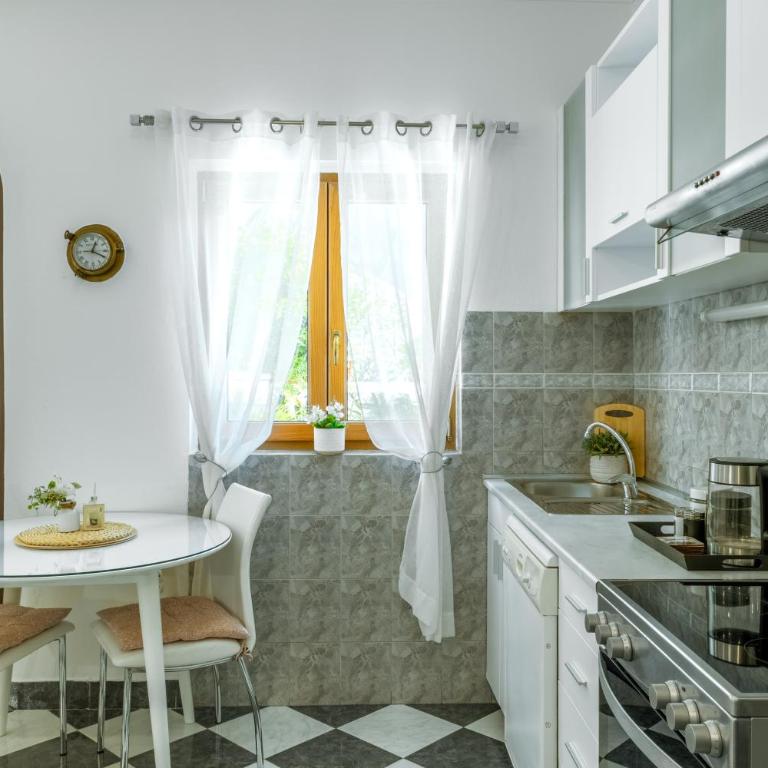 S&P City Center Apartments - Studio with Patio - 24