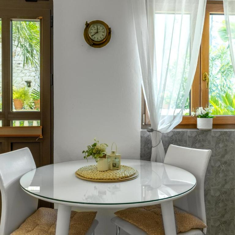 S&P City Center Apartments - Studio with Patio - 25
