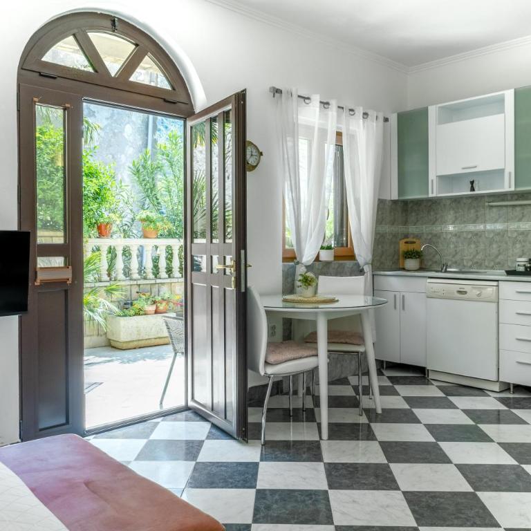 S&P City Center Apartments - Studio with Patio - 18