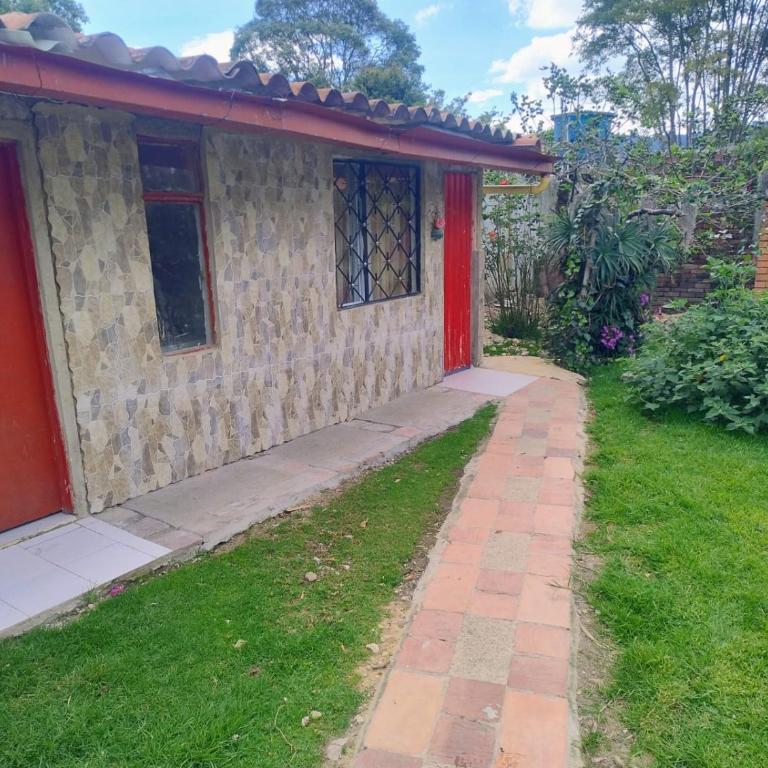 Comodo chalet, en una muy buena ubicación y rodeado de jardines - Apartamento de 3 dormitorios - 4