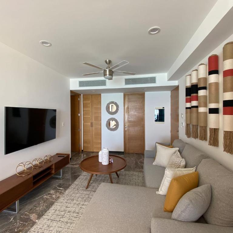 Ocean Front! Amazing Rooftop Pool, Walk to Fifth! - Single Room - 22