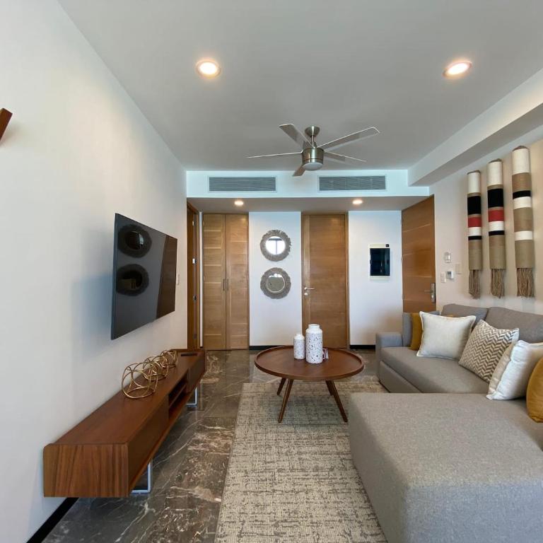 Ocean Front! Amazing Rooftop Pool, Walk to Fifth! - Single Room - 15