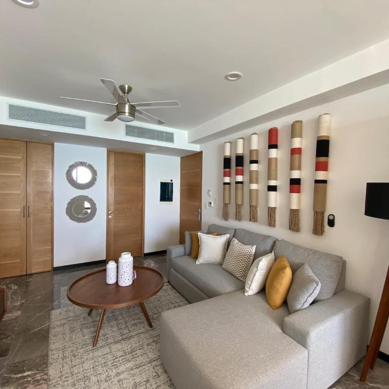 Ocean Front! Amazing Rooftop Pool, Walk to Fifth! - Single Room - 8