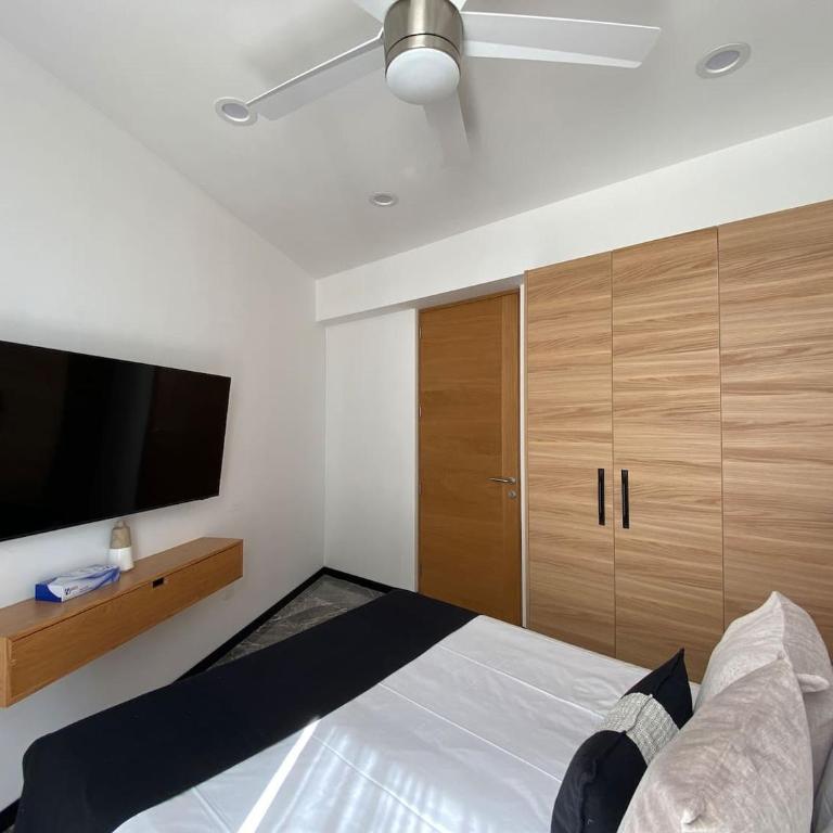 Ocean Front! Amazing Rooftop Pool, Walk to Fifth! - Single Room - 68
