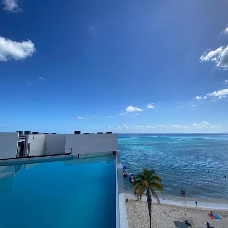 Ocean Front! Amazing Rooftop Pool, Walk to Fifth! - Single Room - 67