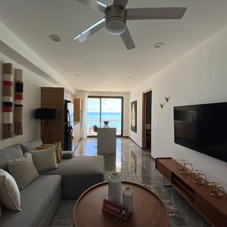 Ocean Front! Amazing Rooftop Pool, Walk to Fifth! - Single Room - 9
