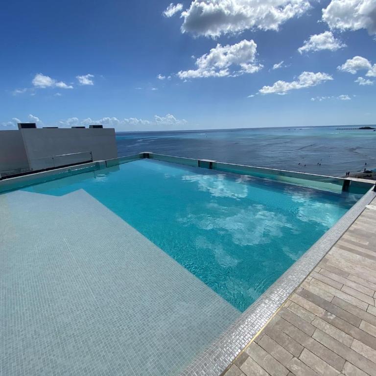Ocean Front! Amazing Rooftop Pool, Walk to Fifth! - Single Room - 69