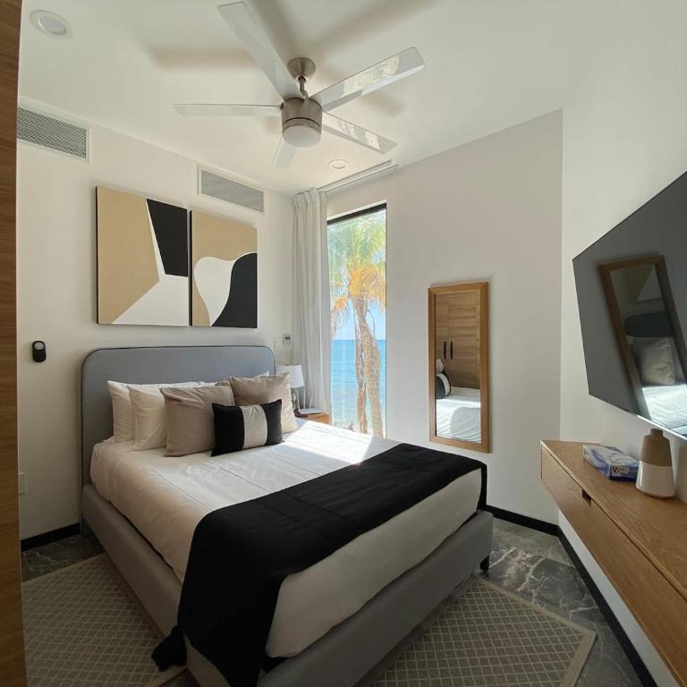 Ocean Front! Amazing Rooftop Pool, Walk to Fifth! - Single Room - 11