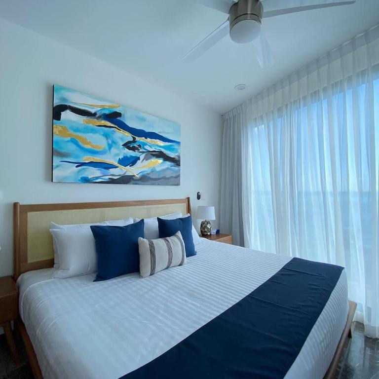 Ocean Front! Amazing Rooftop Pool, Walk to Fifth! - Single Room - 29