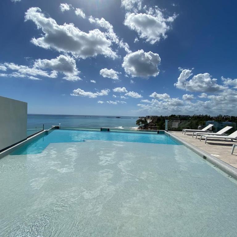 Ocean Front! Amazing Rooftop Pool, Walk to Fifth! - Single Room - 25