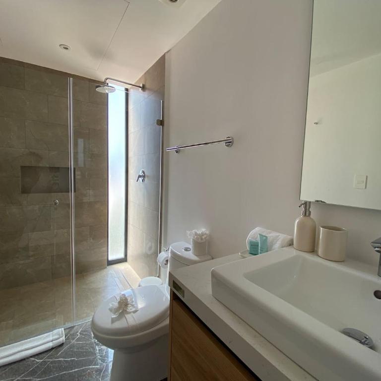Ocean Front! Amazing Rooftop Pool, Walk to Fifth! - Single Room - 14