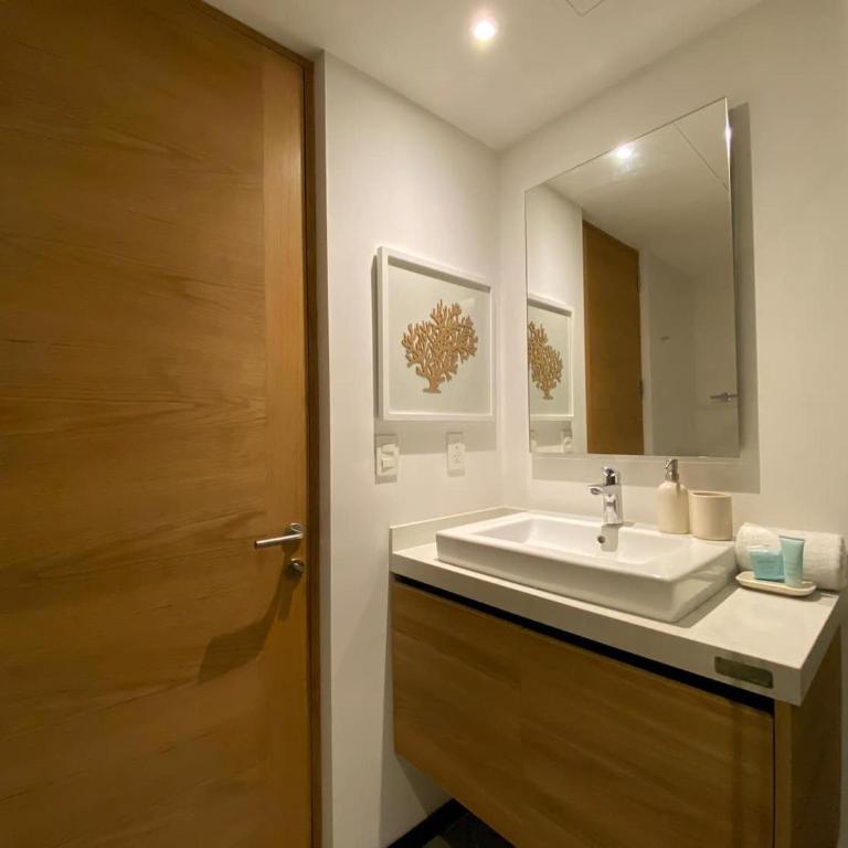 Ocean Front! Amazing Rooftop Pool, Walk to Fifth! - Single Room - 57
