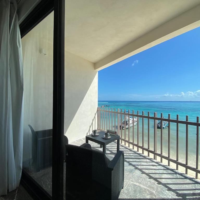 Ocean Front! Amazing Rooftop Pool, Walk to Fifth! - Single Room - 51