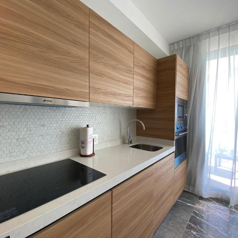 Ocean Front! Amazing Rooftop Pool, Walk to Fifth! - Single Room - 16