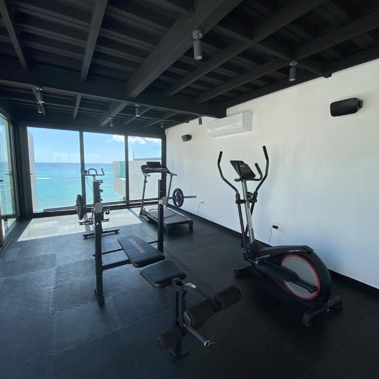 Ocean Front! Amazing Rooftop Pool, Walk to Fifth! - Single Room - 64