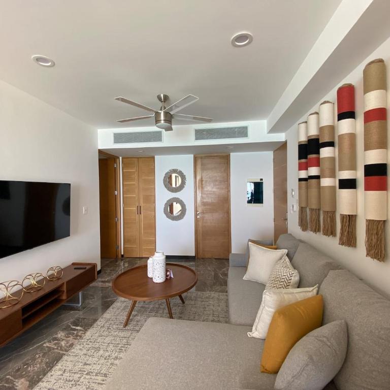 Ocean Front! Amazing Rooftop Pool, Walk to Fifth! - Single Room - 48