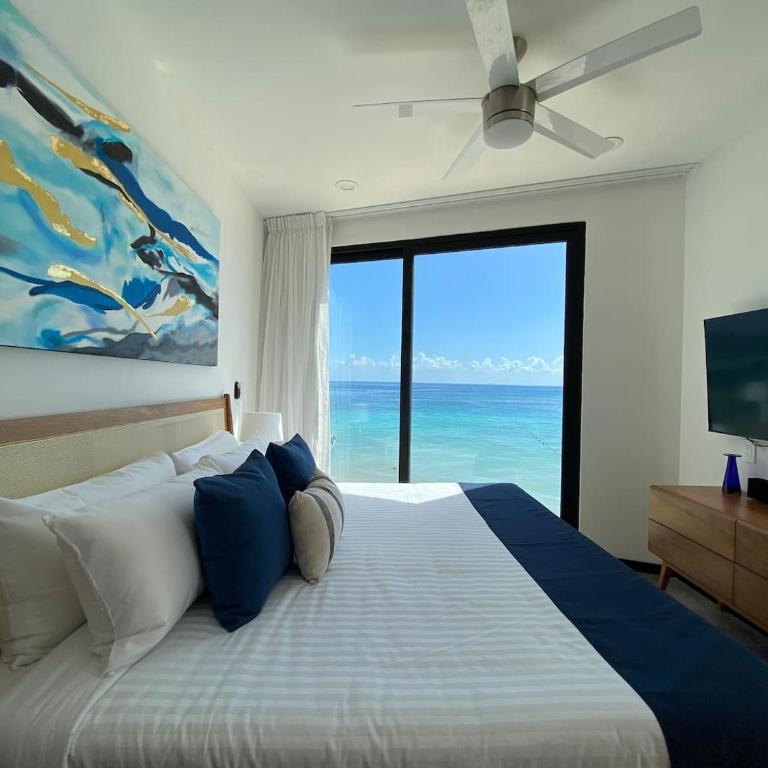Ocean Front! Amazing Rooftop Pool, Walk to Fifth! - Single Room - 1