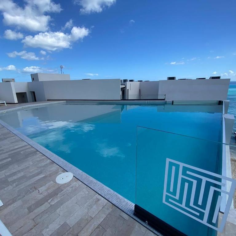Ocean Front! Amazing Rooftop Pool, Walk to Fifth! - Single Room - 30
