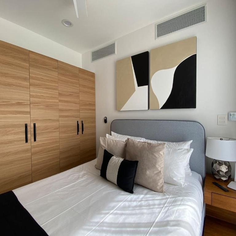 Ocean Front! Amazing Rooftop Pool, Walk to Fifth! - Single Room - 45