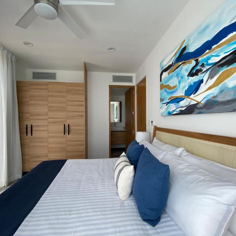 Ocean Front! Amazing Rooftop Pool, Walk to Fifth! - Single Room - 72