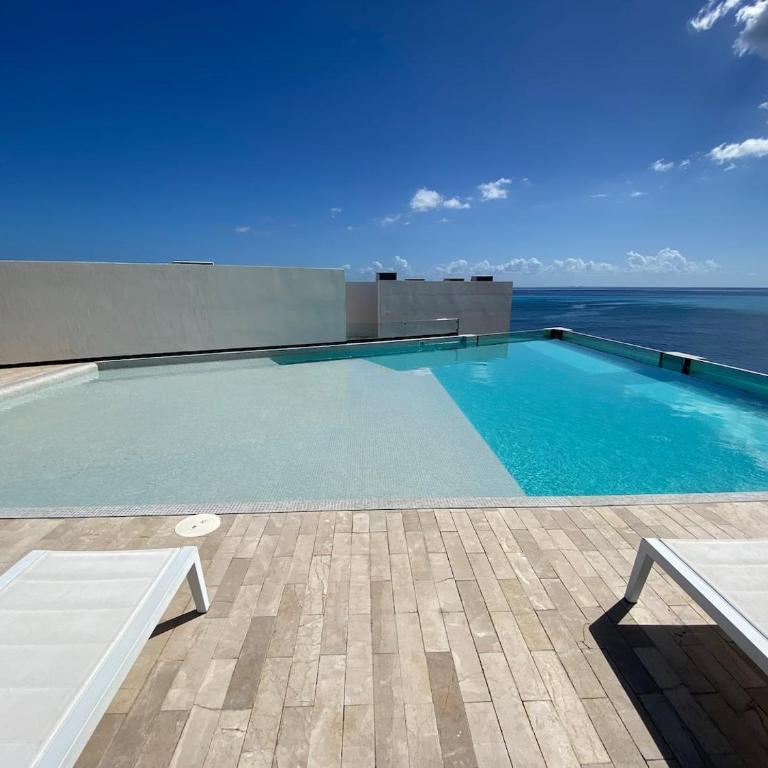 Ocean Front! Amazing Rooftop Pool, Walk to Fifth! - Single Room - 54