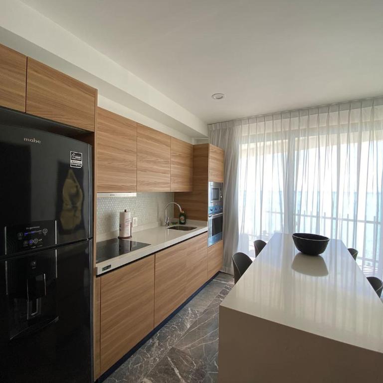 Ocean Front! Amazing Rooftop Pool, Walk to Fifth! - Single Room - 26