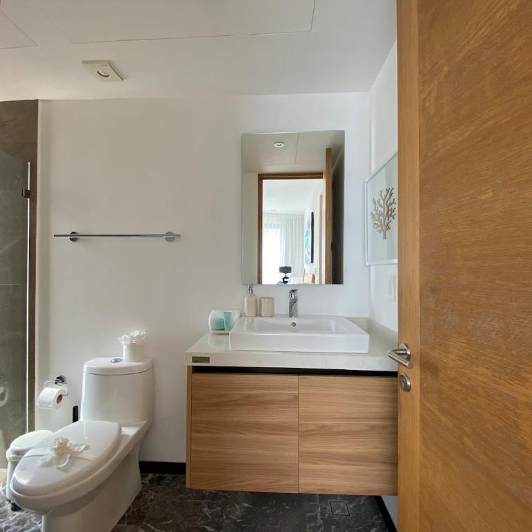 Ocean Front! Amazing Rooftop Pool, Walk to Fifth! - Single Room - 42
