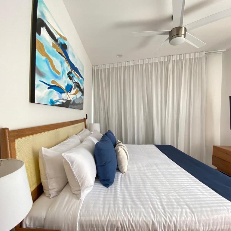 Ocean Front! Amazing Rooftop Pool, Walk to Fifth! - Single Room - 63