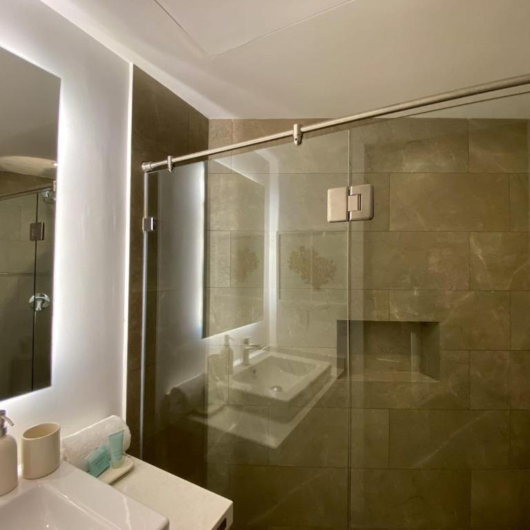 Ocean Front! Amazing Rooftop Pool, Walk to Fifth! - Single Room - 59