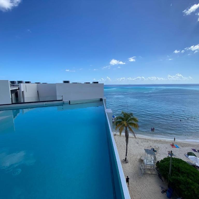 Ocean Front! Amazing Rooftop Pool, Walk to Fifth! - Single Room - 21