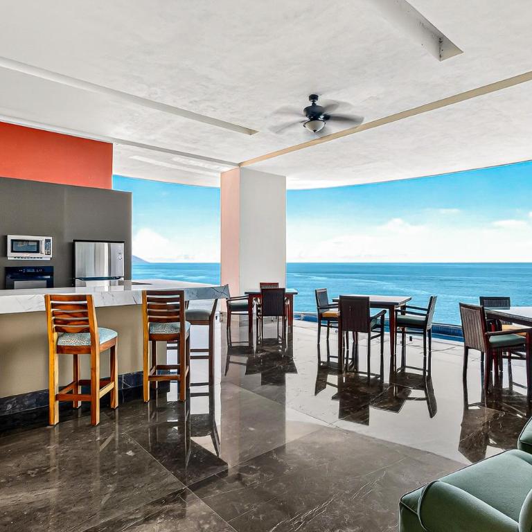 Modern condo with ocean views, rooftop infinity pool & central AC - Casa - 16