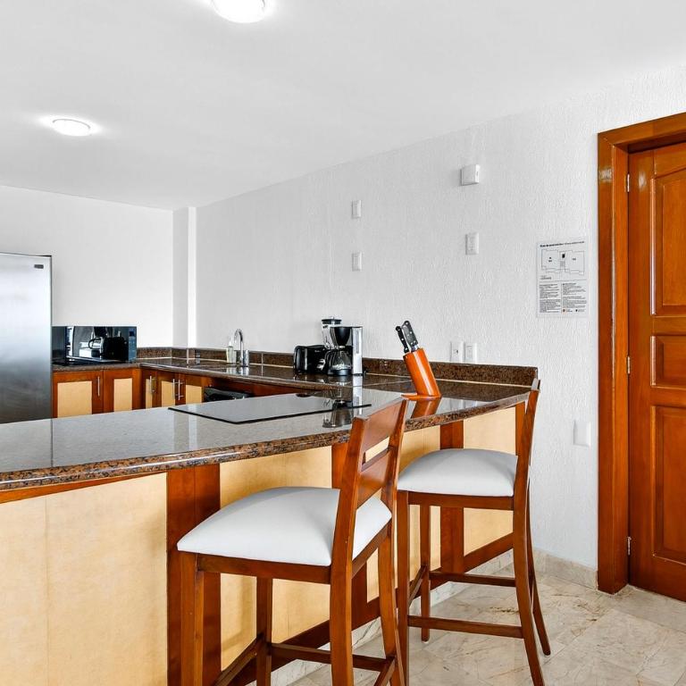 Luxury hillside suite with infinity pool, ocean views, hot tub & terrace seating - Casa - 13