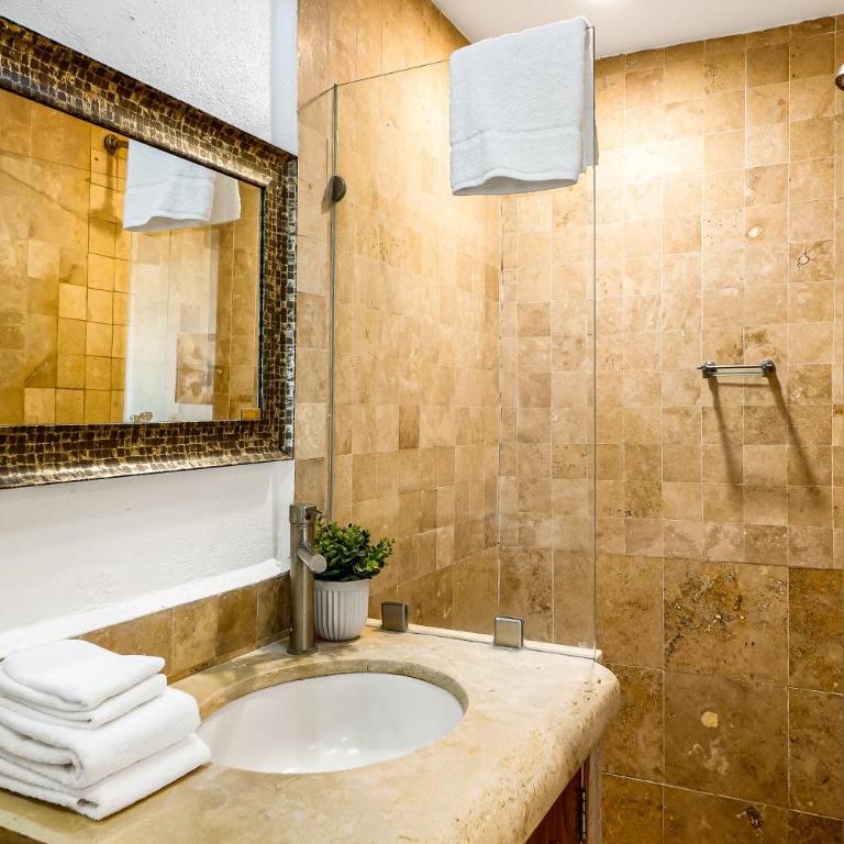 Ground-floor condo with resort pool, balcony, & pool tables - Casa - 20
