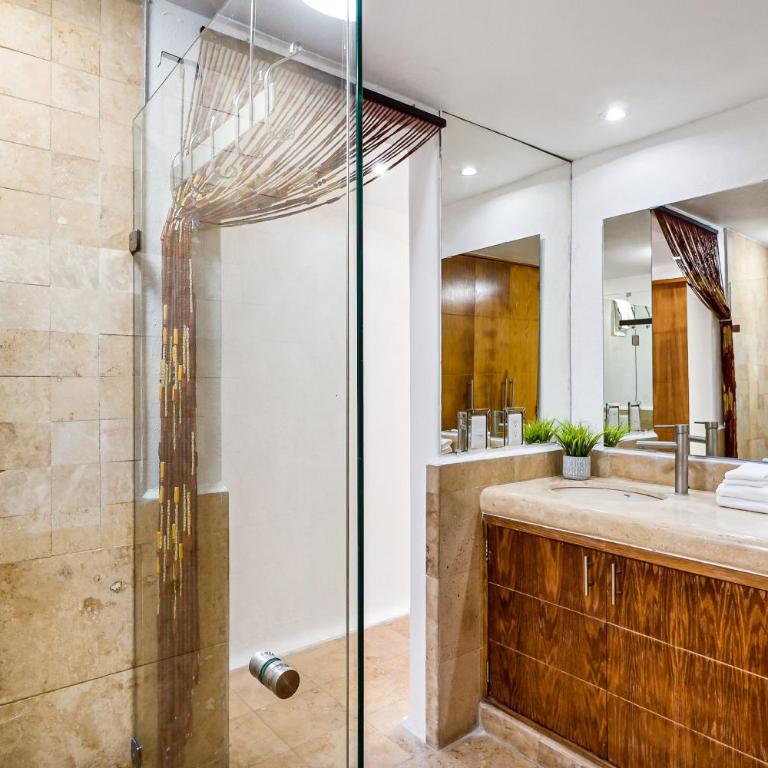 Ground-floor condo with resort pool, balcony, & pool tables - Casa - 21