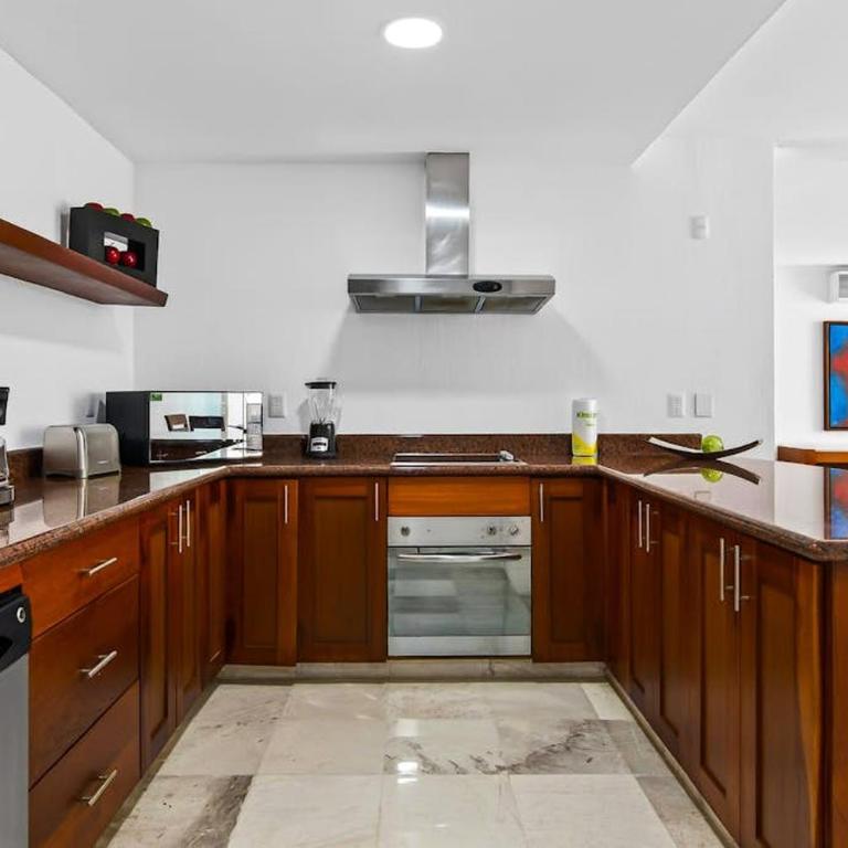 Elegant suite with ocean-view pools, hot tub, gym, balcony & full kitchen - Casa - 11