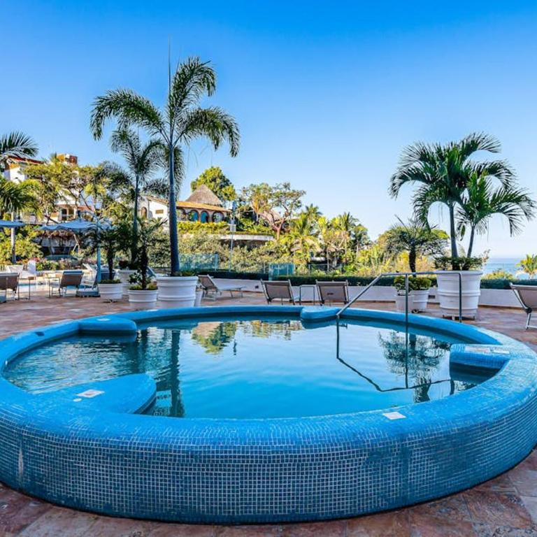 Luxurious partial ocean-view suite with 3 pools, hot tub, gym & balcony - Vacation Home - 33