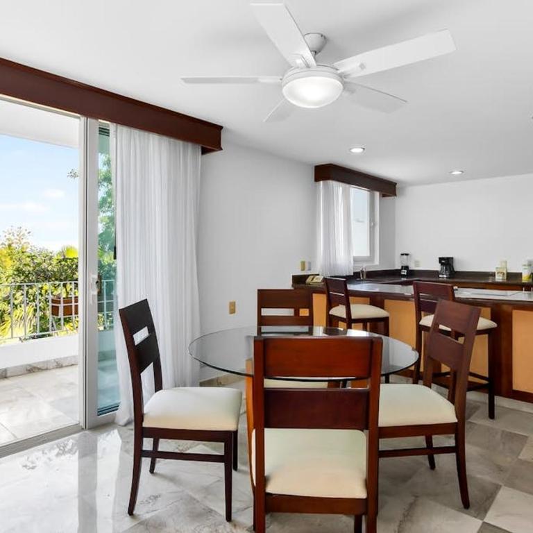 Luxurious partial ocean-view suite with 3 pools, hot tub, gym & balcony - Vacation Home - 8