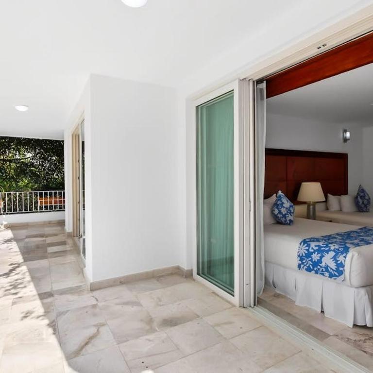 Luxurious partial ocean-view suite with 3 pools, hot tub, gym & balcony - Vacation Home - 17