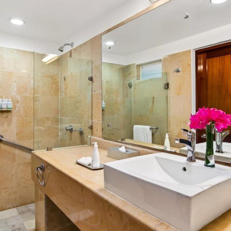 Luxurious partial ocean-view suite with 3 pools, hot tub, gym & balcony - Vacation Home - 19
