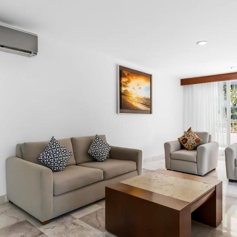 Luxurious partial ocean-view suite with 3 pools, hot tub, gym & balcony - Vacation Home - 4