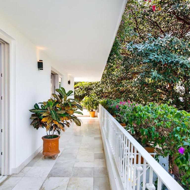 Luxurious partial ocean-view suite with 3 pools, hot tub, gym & balcony - Vacation Home - 34