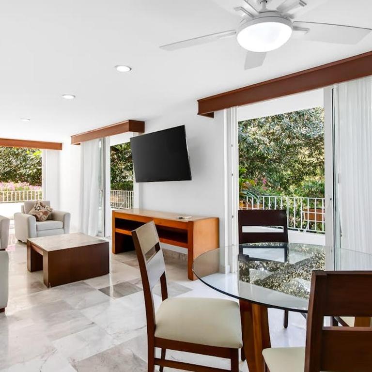 Luxurious partial ocean-view suite with 3 pools, hot tub, gym & balcony - Vacation Home - 7