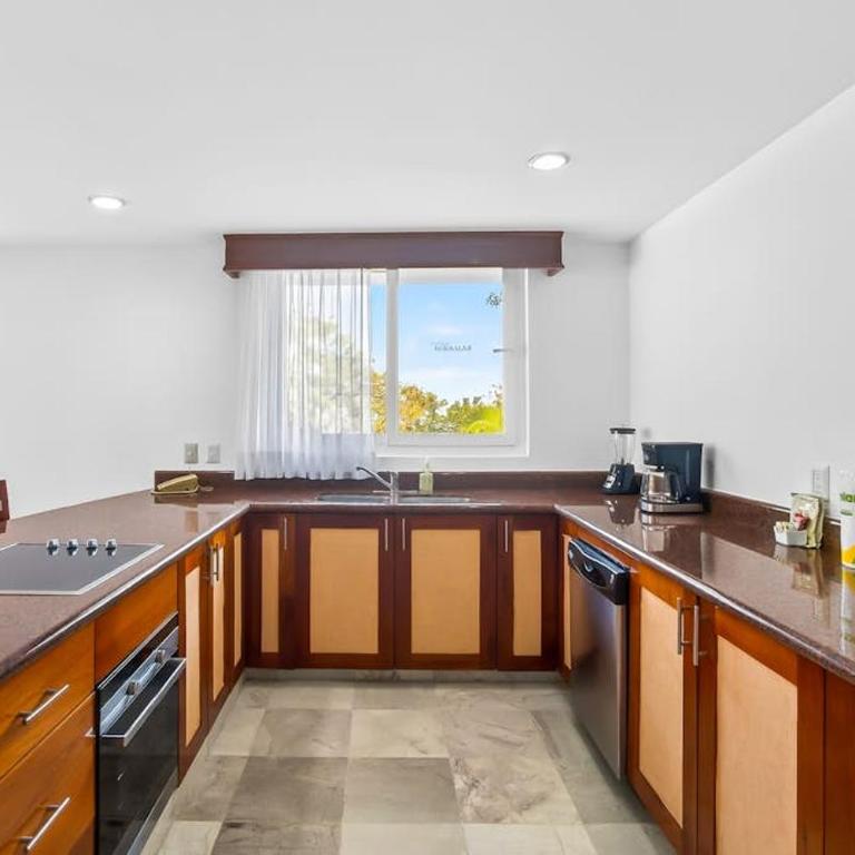 Luxurious partial ocean-view suite with 3 pools, hot tub, gym & balcony - Vacation Home - 12