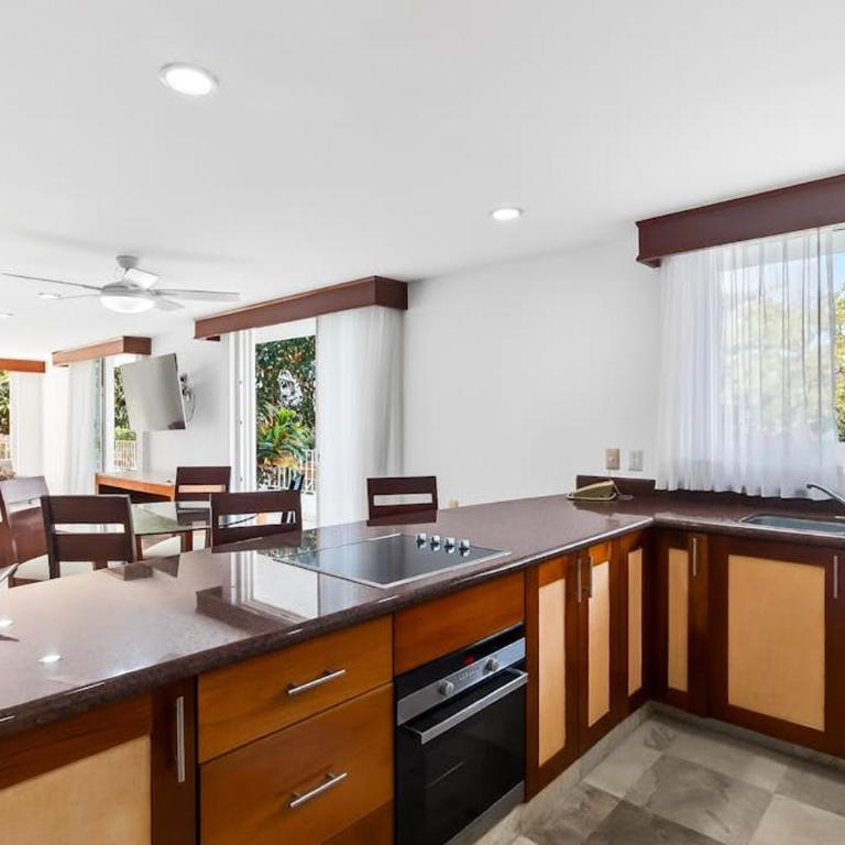 Luxurious partial ocean-view suite with 3 pools, hot tub, gym & balcony - Vacation Home - 11